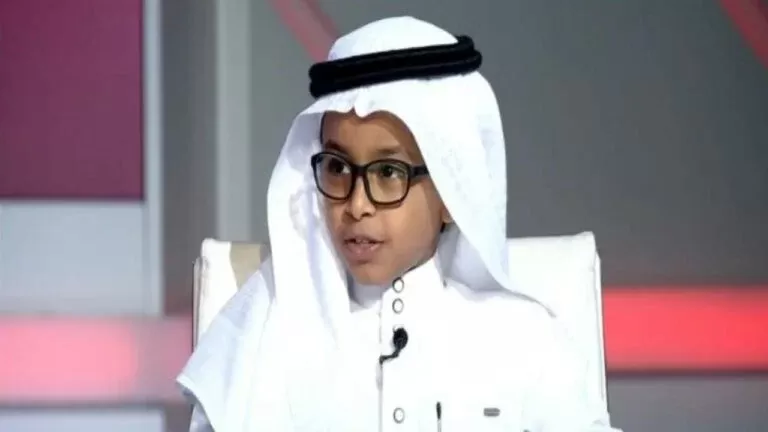 فيديو مؤثر لطفل يقرأ القرآن الكريم على محطة تلفزيونية ووصلته هدية غير متوقعة