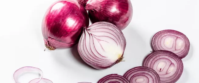 المعجزة الخارقة للبصل الأحمر عند تناوله بهذه الطريقة يحميك من اكثر سبعة امراض قاتله