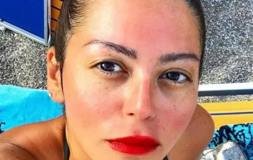 جمهور لقاء الخميسي  يسألها فين زوجك بعد ان ظهرت عارية في ساحل هذه الدولة