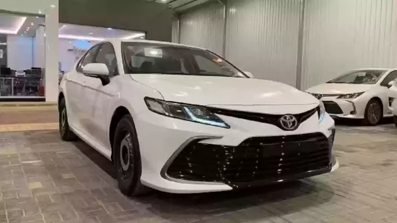 عبد اللطيف جميل يعلن عن تخفيضات كبيرة على تويوتا كامري 2022 وهذا هو السعر الجديد .