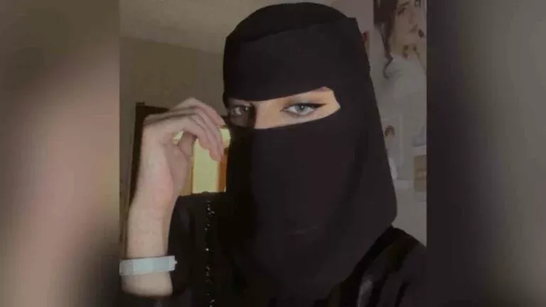 شاهد: العود اليوسف تشعل السعودية وهي تسبح في البحر بهذه الملابس الجريئة