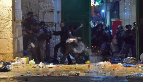 الأقصى ساحة حرب .. عدوان اسرائيلي غاشم على المصلين في المسجد المبارك بالجمعة اليتيمة