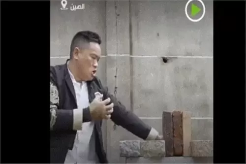 شاهد.. رجل صيني يطرق المسامير بيده العارية