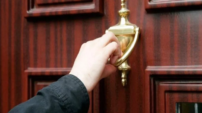 هل يجوز لأم الزوج دخول منزل ابنها وزوجته بدون استئذان؟ فتوى من داعية سعودي مشهور تشعل المملكة وتغضب النساء