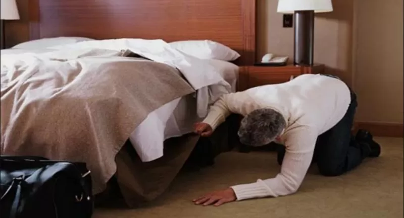 عريس يصاب بالجنون بعد ان شاهد ما كانت تخفيه عروسته تحت السرير في ليلة دخلتهم بعد ان صدرت هذه الأصوات