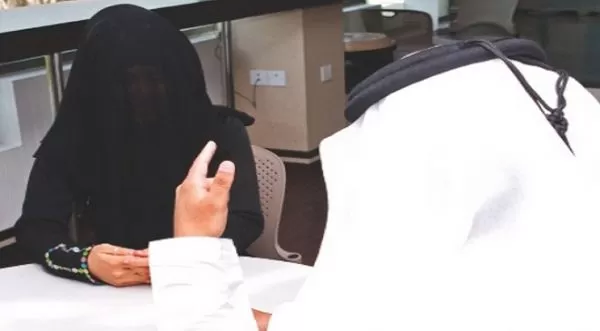 سعودي يدعو زوجته لوجبة عشاء ويفاجئها بزواجه بالثانية .. لن تصدق  ما الذي فعلته به