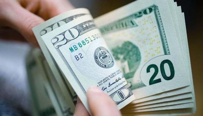 شراء أم بيع الدولار؟… سؤال محير وإليك الإجابة