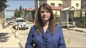 بالفيديو: لحظة الاعتداء بالضرب الوحشي على مراسلة الجزيرة في القدس
