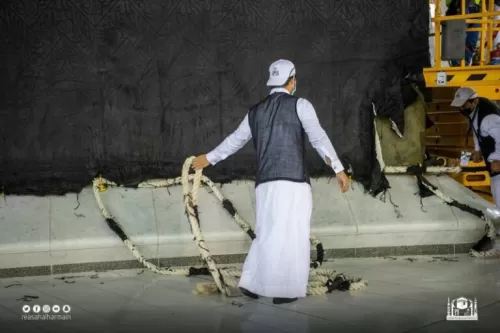 صور.. رفع كسوة الكعبة المشرفة استعداداً لموسم حج 1442 هـ