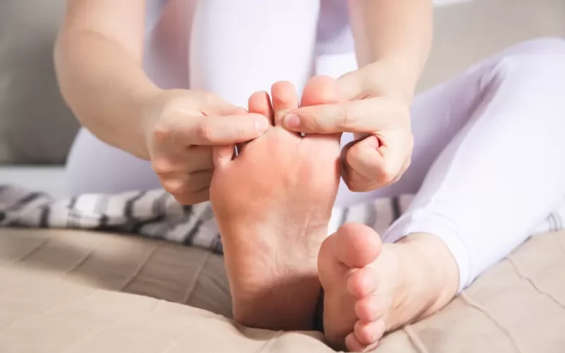 هذه الأعراض على قدميك سببها ارتفاع خطير في السكر التراكمي يجب عليك ان لا تتجاهلها