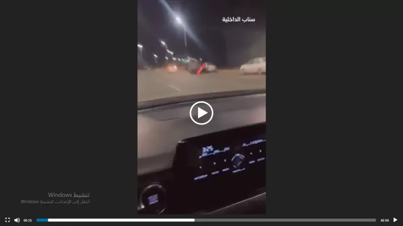 فيديو لشاب في السعودية صدم سيارة فتاة وهي تقودها وتسبب في انقلابها