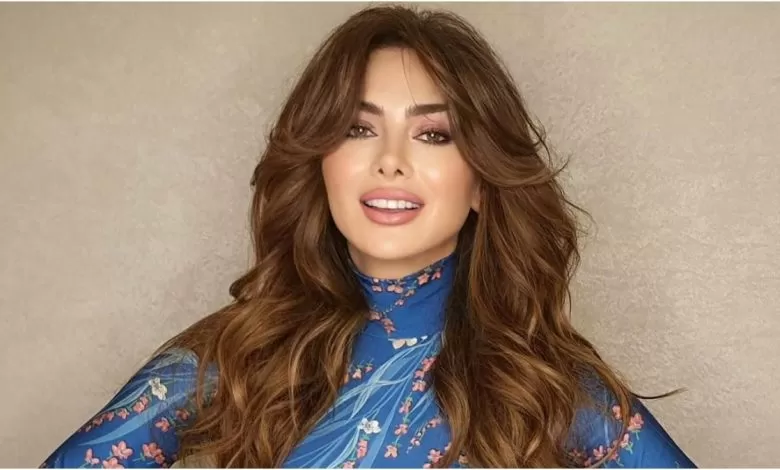 السعودية رهف القحطاني تنهار بعد ان تجمع عليها شباب في المملكة وحاصروها وفعلو بها ما لم يخطر بالبال