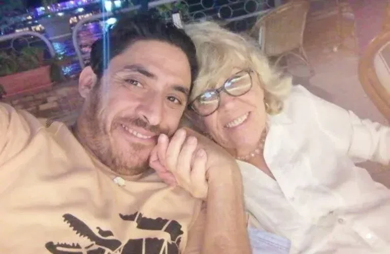 شاهد: مسنة انجليزية تستبدل زوجها المصري الشاب بقطة وتكشف عن السبب