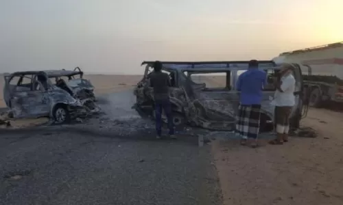 غالبية الجثث تفحمت.. وفاة وإصابة 20 يمنياً في حادث مروري مروع بخط ”العبر”