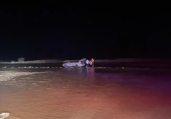شاهد .. مدني الأفلاج ينقذ 6 سعوديين احتجزوا في سيل داخل مركباتهم على طريق الرياض