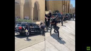 فيديو: محتجون يعترضون موكب الحريري في وسط بيروت