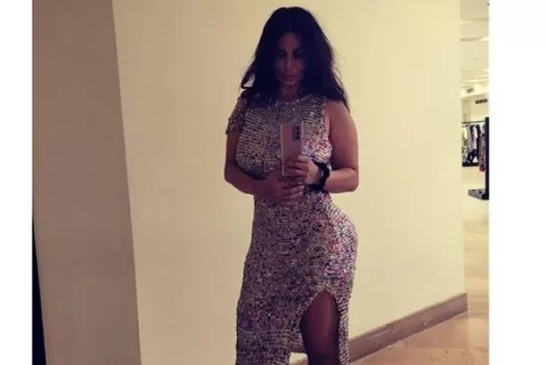 ممسكة بكأس خمر بيدها ..شاهد بالفيديو طليقة أحمد الفيشاوي سكرانة وترقص بشكل فاضح داخل كباريه !!