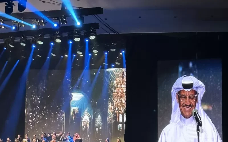 شاهد..تفاعل الجمهور مع الفنان السعودي خالد عبدالرحمن بحفل أبها الليله