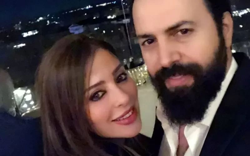 معجبة تتحرش بتيم حسن أمام أنظار زوجته وفاء الكيلاني والأخيرة تلقنها درساً في الأدب!..!!