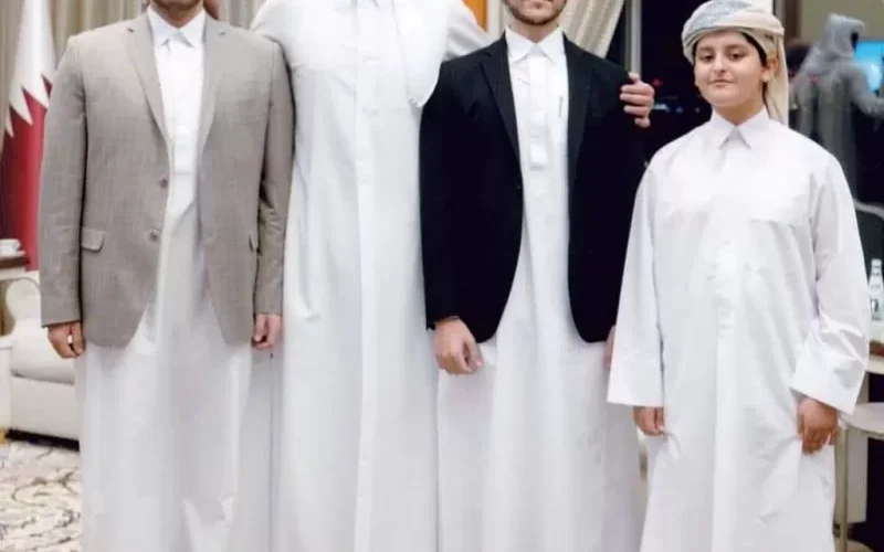 شاهد أمير قطر يلتقي عائلة يمنية بشكل خاص