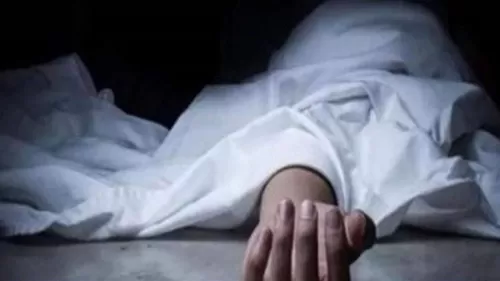 شاب يقطع والدته ثم يأكلها