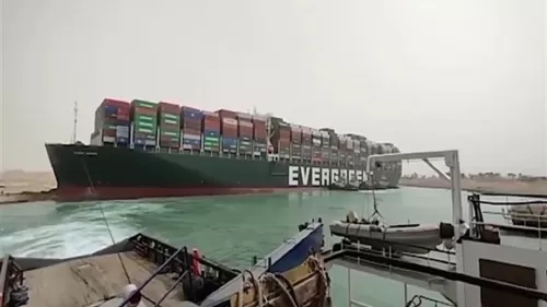 تطور خطير في قضية السفينة التي اغلقت قناة السويس ومصر تمنعها من المغادرة لهذا السبب