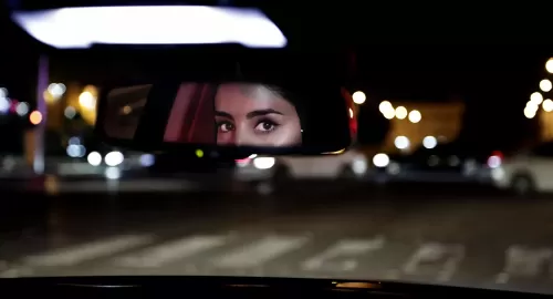 فيديو من الرياض لمحل تجاري اقتحمته سعودية بسيارتها الفارهة والمشهد لا يصدق