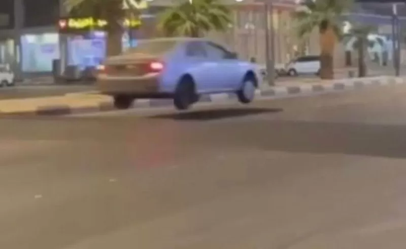 بلفيديو مطب كبير مخفي يتسبب بطيران السيارات في الهواء بصبيا السعودية