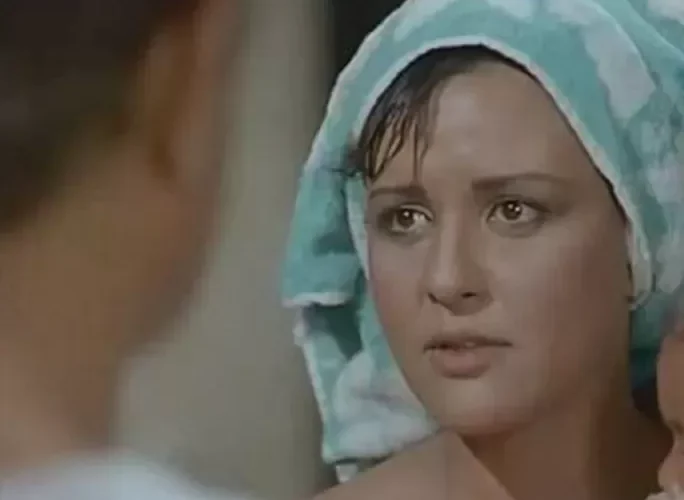 شاهد: معالي زايد تعترف في لحظة ضعف وبعد اصرار ان المشهد في هذا الفيلم الممنوع لم يكن تمثيلاً والمخرج تمتع بمشاهدتها مع البطل حتى النهاية وهذا ما فعله بها زوجها بعد ان شاهد الفيلم