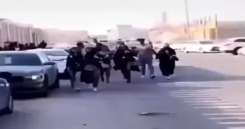 شاهد الفيديو الكامل لهروب شباب وبنات في السعودية بملابس فاضحة من فيلا بعد مداهمة الشرطة لوكر للحفلات المشبوهة