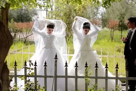 بدل واحدة اثنتين .. تفاصيل صادمة لزواج رجل من صديقتين في نفس اللحظة لسبب غريب!