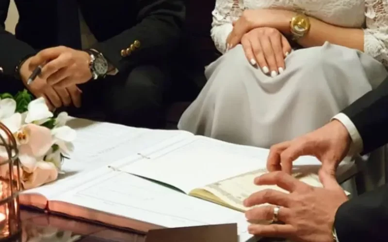 عروس سعودية فاجئت المأذون وتطلب منه أن ترى هذا الشيء في العريس قبل عقد النكاح.. ماذا طلبت!