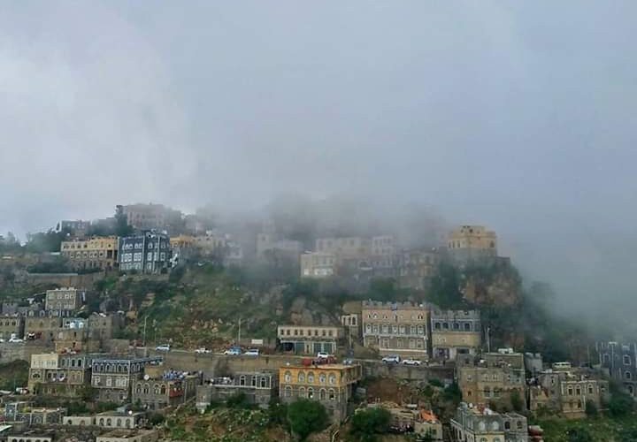 قرية يمنية إحتباها الله بالجمال ومنازلها تعانق السحاب .. صورة
