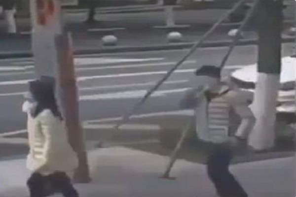 شاهد: فيديو صادم لمصابي فيروس كورونا يتعمدون نشر العدوى بطريقة مقززة