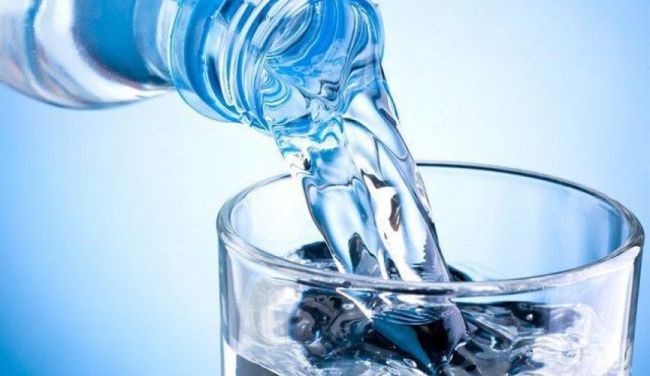 هل شرب الماء البارد ضار؟.. الأطباء يجيبون