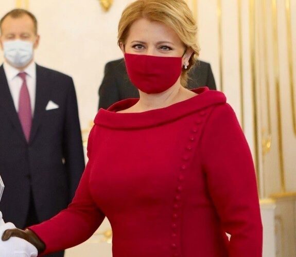 كمامات على الموضة.. رئيسة سلوفاكيا تخطف أنظار العالم بأناقتها في زمن الكورونا (صور)