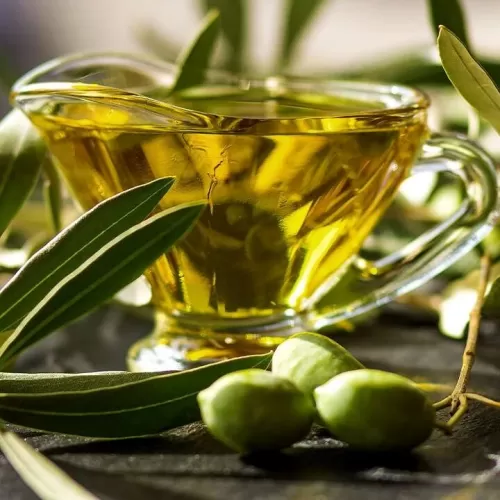 لن تصدق حقيقة اضرار زيت الزيتون عند تناوله على الريق