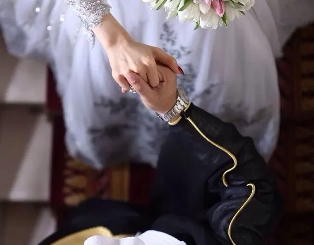 طلبت منه في ليلة دخلتهم ان يحضر شيخ ليخرج منها الجن وعندما عاد وبيده الشيخ شاهد ما دمر حياته