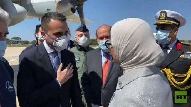 شاهد كيف صافح وزير الخارجية الإيطالي أحد جنود الجيش المصري لحظة نقل مساعدات طبية إلى بلاده