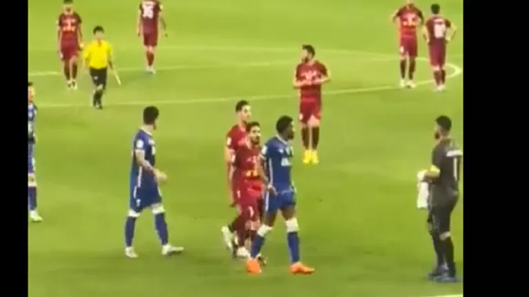 بالفيديو .. لاعبين إيرانيون يهاجمون اللاعب السعودي البليهي بعد المباراة.. لكن ردة فعله كانت أذكى مما توقعو