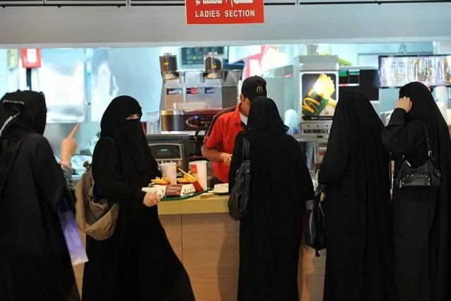 قرار سعودي يمنع هذه الاشياء في المطاعم والكافيهات في السعودية… والتطبيق من اول رمضان