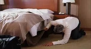 تفاجئ بصوت غريب وحركة تحت السرير في ليلة دخلته فنزل ليستكشف الأمر وما شاهده جعله يخرج من غرفة النوم بدون ملابس ويصاب بالجنون