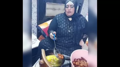 اشتهرت بالطبخ في غرفة النوم.. اليوتيوبر المصرية أم نور تثير جدلا بخلعها الحجاب (فيديو)