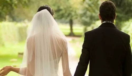 عــريس يتزوج من شقيقة زوجته المتوفية وفي ليلة الدخلة وعلى السرير سمع الأبناء صراخاً شديد في غرفة النوم وعندما فتحوا الباب شاهدوا صدمة العمر والذي لم يتوقعوا حدوثها!