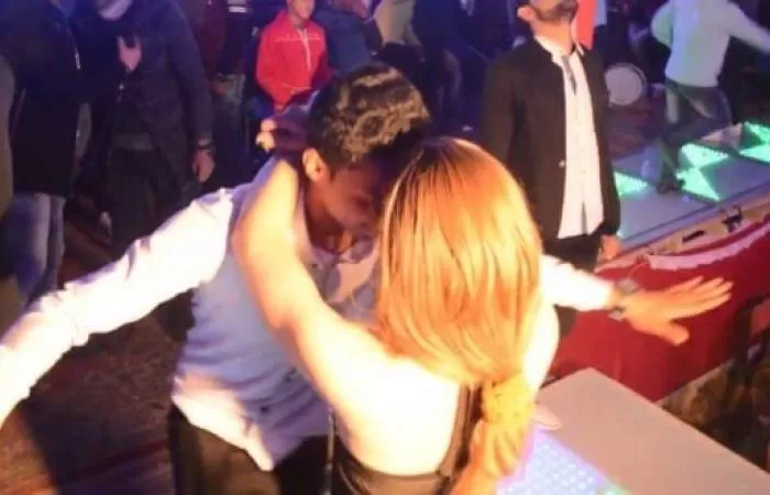 شاهد بالفيديو راقصة وقحة تتسبب في طلاق العروسة في الكوشة بسبب فعل فاضح قامت به مع العريس