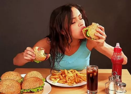 لن تصدق الكارثة التي تحدث في جسمك عند تناول الطعام في هذا الوقت