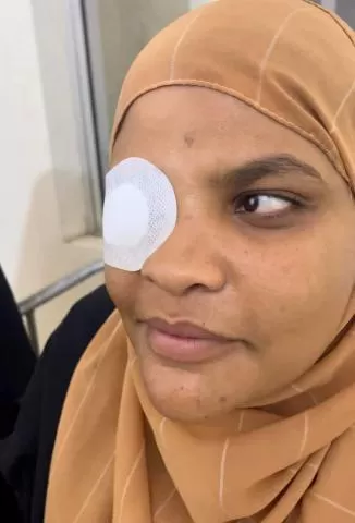 فيديو لفتاة عشرينية يمنية ترى النور لأول مرة في حياتها بعد أن ولدت عمياء