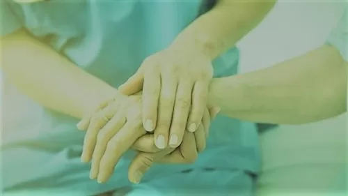 علامات يتجاهلها الكثيرون في اليدين تؤشر على مرض خطير