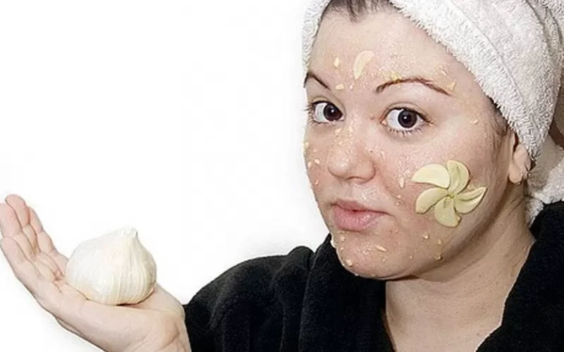 شاهد المعجزة عندما تدلك وجهك مرة في اليوم بفص من الثوم