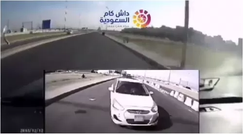 شاهد سائق يقود بسرعة جنونية بجدة ويصطدم بسيارة أخرى بها سيدة وأطفالها
